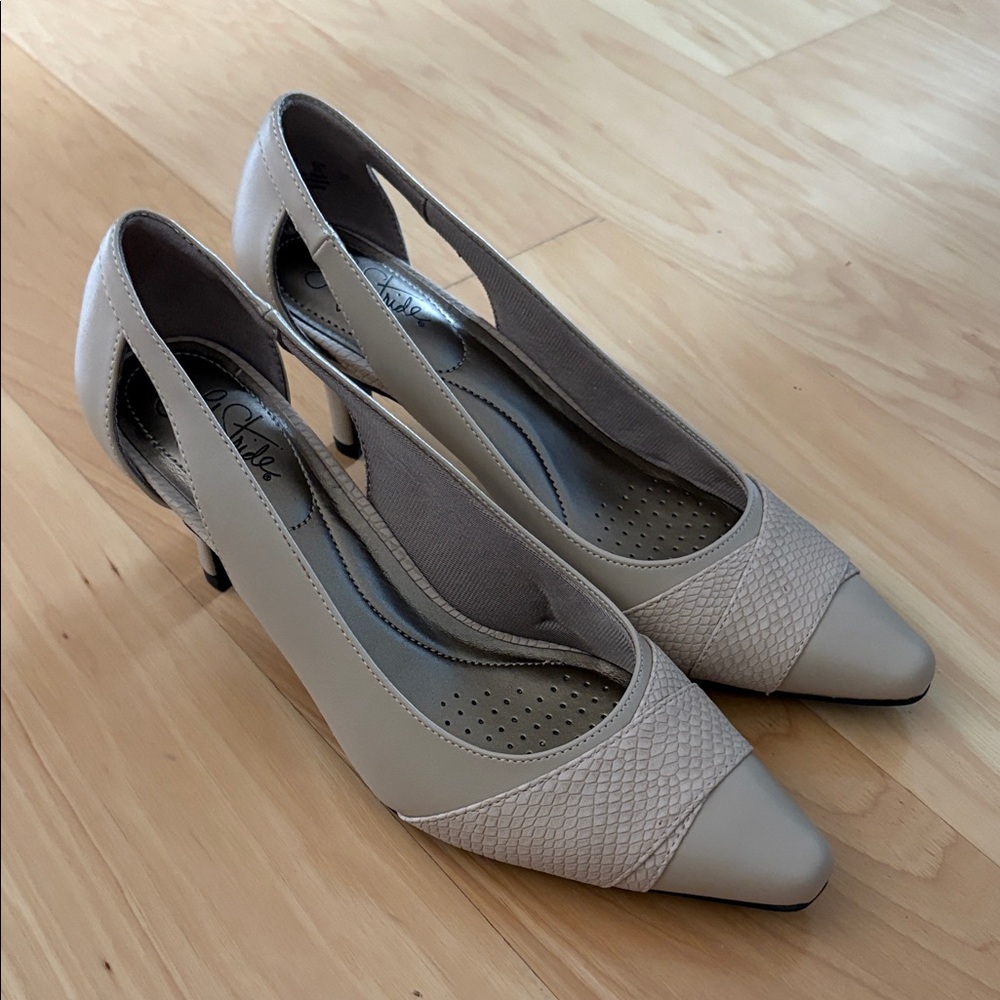 NIB - Life Stride Taupe/bone pumps with cut-out detail